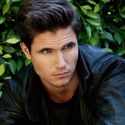 Robbie Amell actor